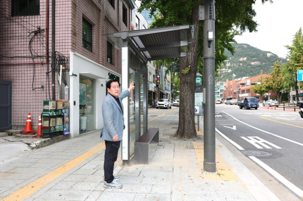 종로구의회는 지난 8일 여봉무 의원이 새롭게 완공된 신교동 버스정류장을 방문해 시설 전반을 점검하고 주민 이용 편의와 안전성을 직접 확인했다고 밝혔다. / 여봉무 의원 제공