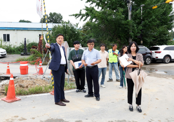 유성구의회는 10일 여성용 부의장이 주민들의 오랜 숙원사업이었던 대정동 일원 도로개선공사를 적극 추진해 지역주민들의 안전하고 쾌적한 보행환경 조성에 앞장섰다고 밝혔다. / 여성용 부의장 제공