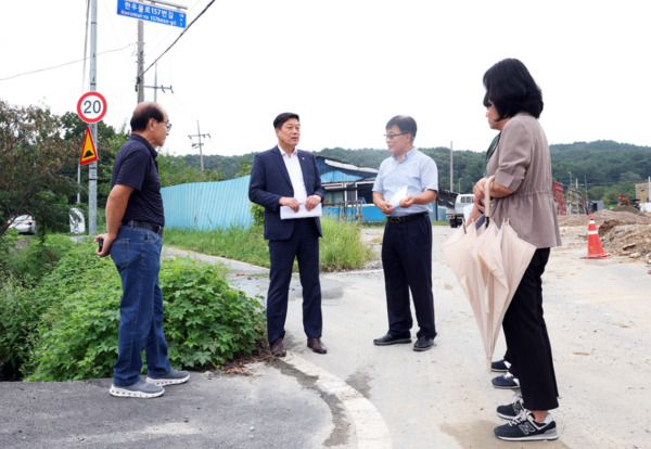 유성구의회는 10일 여성용 부의장이 주민들의 오랜 숙원사업이었던 대정동 일원 도로개선공사를 적극 추진해 지역주민들의 안전하고 쾌적한 보행환경 조성에 앞장섰다고 밝혔다. / 여성용 부의장 제공