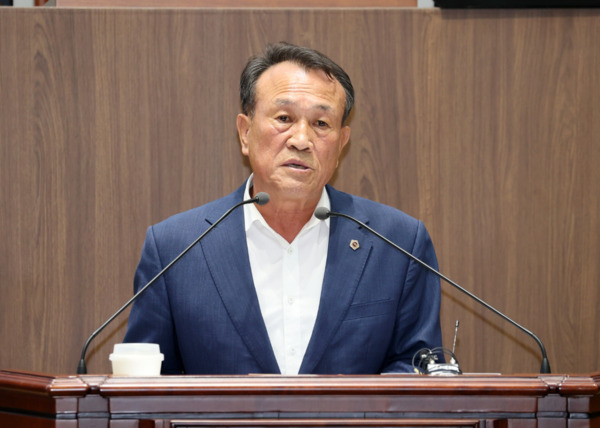 충남도의회는 지난 10일 국민의힘 김응규 의원이 제361회 임시회 제3차 본회의에서 도정질문을 통해 윤보선 대통령 생가 보존 및 기념관 조성·이어령 선생 문학관 건립 필요성을 주장하며 충남도의 적극적인 역할을 촉구했다고 밝혔다. / 충남도의회 제공