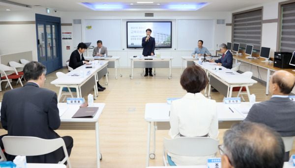 충남도의회 교육위원회는 11일 제361회 임시회 기간 중 홍성군에 위치한 서해삼육고등학교와 풀무농업고등기술학교를 방문해 사립학교와 생태농업 교육 현장의 운영 실태를 직접 점검한 가운데, 이상근 위원장이 인사말을 하고 있다. / 충남도의회 제공