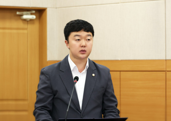 유성구의회는 11일 더불어민주당 박석연 의원(행정자치위원장)은 장애인 범죄 피해를 예방하고 피해 장애인에 대한 보호와 지원을 강화하기 위한 '대전광역시 유성구 장애인 대상 범죄 예방 및 피해자 지원 조례안'을 대표 발의했다고 밝혔다. / 유성구의회 제공