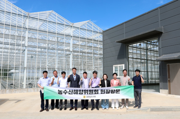 충남도의회 농수산해양위원회는 11일 제361회 임시회 기간 중 부여와 논산 지역의 농수산 핵심 시설을 방문해 지역 현안을 점검하고 지원 방안을 모색한 가운데, 이연희 위원장을 비롯한 참석자들이 화이팅을 외치고 있다. / 충남도의회 제공