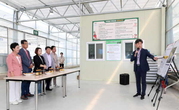 충남도의회 농수산해양위원회는 11일 제361회 임시회 기간 중 부여와 논산 지역의 농수산 핵심 시설을 방문해 지역 현안을 점검하고 지원 방안을 모색한 가운데, 이연희 위원장을 비롯한 의원들이 관계자로부터 브리핑을 듣고 있다. / 충남도의회 제공