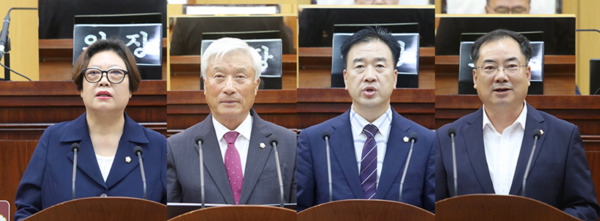 서산시의회는 12일 제308회 임시회 제2차 본회의를 끝으로 4일간의 의사일정을 모두 마무리한 가운데, 제2차 본회의 안건 상정에 앞서 더불어민주당 가선숙 의원이 '서산의료원 장기요양 재택의료센터 활성화를 위한 지원 촉구'를 주제로 5분 자유발언을 진행했으며, 국민의힘 안동석 의원이 '서산 바이오·웰빙·연구특구 근본적 재검토 촉구'를 주제로 5분 자유발언을 실시하였고, 더불어민주당 최동묵 의원이 '반복되는 하천 피해, 미리 선제적으로 대응하자'를 주제로 5분 자유발언을 진행했으며, 더불어민주당 안효돈 의원이 '지금은 생존을 위해 서산시의 역량을 집중할 때'를 주제로 5분 자유발언의 시간을 가졌다(사진 왼쪽부터 가선숙 의원, 안동석 의원, 최동묵 의원, 안효돈 의원). / 서산시의회 제공