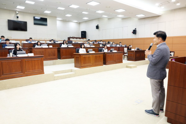 유성구의회는 '2025년 유성구 어린이 의회교실'을 성황리에 마무리하며, 미래의 주역인 아이들에게 민주주의의 가치와 의회 민주주의의 중요성을 알리는 뜻깊은 시간을 가진 가운데, 김동수 의장이 인사말을 하고 있다. / 유성구의회 제공