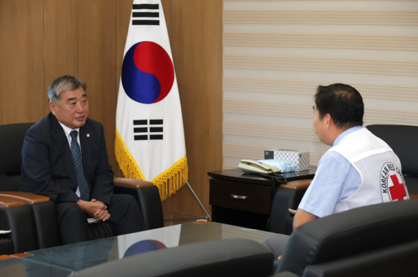 충남시군의회의장협의회는 지난 11일 대한적십자사 충남지사에 방문하여 지난 7월 집중호우로 특별재난지역에 추가 지정된 8개 시군(천안·공주·아산·당진·부여·청양·홍성·서천)에 대해 총 800만원의 성금을 기탁했다고 밝혔다. / 서천군의회 제공