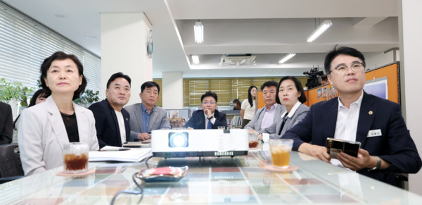 충남도의회 보건복지환경위원회는 제361회 임시회 기간 중인 지난 11일 논산시에 위치한 충남남부노인보호전문기관과 천안시에 위치한 단국대학교병원을 방문해 운영 현황을 보고 받았다고 밝혔다. / 충남도의회 제공