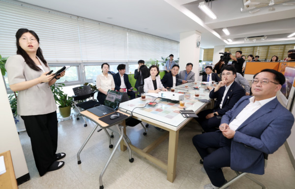 충남도의회 보건복지환경위원회는 제361회 임시회 기간 중인 지난 11일 논산시에 위치한 충남남부노인보호전문기관과 천안시에 위치한 단국대학교병원을 방문해 운영 현황을 보고 받았다고 밝혔다. / 충남도의회 제공