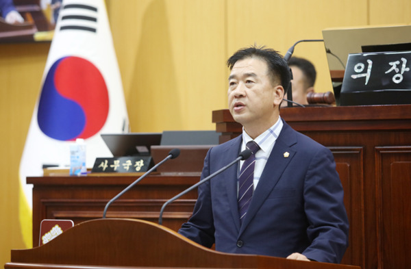 서산시의회는 12일 더불어민주당 최동묵 의원이 제308회 임시회 제2차 본회의에서 5분 자유발언을 통해 매년 반복되는 하천 침수와 제방 유실을 막기 위해 서산시는 복구 중심 행정에서 사전 예방 중심 체계로의 전환을 강력히 촉구했다고 밝혔다. / 서산시의회 제공