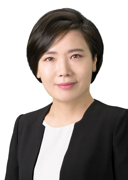 종로구의회는 지난 1일 이미자 의원이 혜화초등학교(혜화로 32) 인근 보도블럭 단차로 넘어져 부상을 입은 주민에게 종로구 생활안전보험을 안내·연계해 치료를 받을 수 있도록 도왔다고 밝혔다. / 이미자 의원 제공