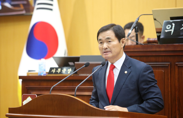 서산시의회는 12일 국민의힘 안원기 의원이 대표 발의한 '농사용 전기요금 인상 반대 촉구 건의문'을 제308회 임시회 제2차 본회의에서 채택한 가운데, 건의문을 대표 발의한 안원기 의원이 제안 설명을 하고 있다. / 서산시의회 제공