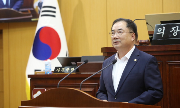 서산시의회는 12일 더불어민주당 안효돈 의원이 제308회 임시회 제2차 본회의에서 '지금은 생존을 위해 서산시의 역량을 집중할 때'라는 주제로 5분 자유발언을 진행했다고 밝혔다. / 서산시의회 제공