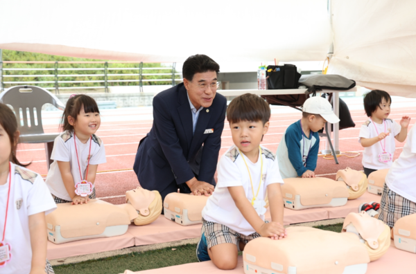 계룡시는 지난 11일부터 12일까지 양일간 계룡시 종합운동장에서 한국어린이안전재단과 협업하여 진행한 '2025년 찾아가는 안전체험교실'을 성황리에 마무리한 가운데, 이응우 시장이 어린이들과 심폐소생술 체험을 실시하고 있다. / 계룡시청 제공