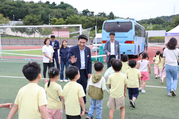 계룡시는 지난 11일부터 12일까지 양일간 계룡시 종합운동장에서 한국어린이안전재단과 협업하여 진행한 '2025년 찾아가는 안전체험교실'을 성황리에 마무리한 가운데, 이응우 시장이 어린이들과 반갑게 인사를 나누고 있다. / 계룡시청 제공