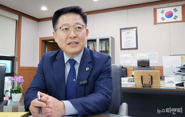 김제교육지원청 김윤범 교육장이 뉴스티앤티와 지역 교육에 대해 이야기를 나누고 있다. (2025 09 09) / 뉴스티앤티 ⓒ조주연 기자