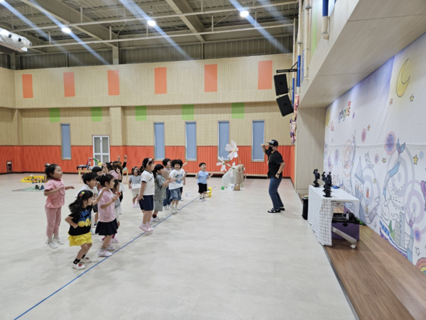 서산 성연유치원은 지난 10일부터 12일까지 유치원 강당에서 전체 원아를 대상으로 찾아오는 과학체험행사를 개최했다고 밝혔다. / 서산교육지원청 제공