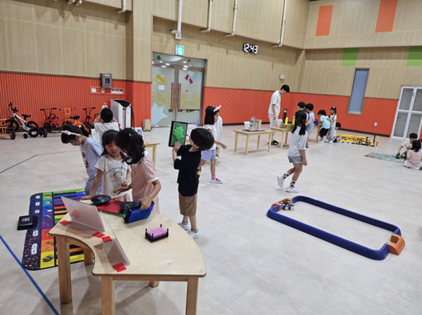 서산 성연유치원은 지난 10일부터 12일까지 유치원 강당에서 전체 원아를 대상으로 찾아오는 과학체험행사를 개최했다고 밝혔다. / 서산교육지원청 제공