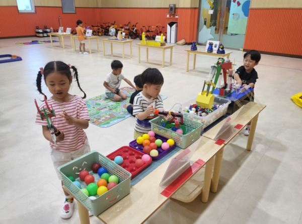 서산 성연유치원은 지난 10일부터 12일까지 유치원 강당에서 전체 원아를 대상으로 찾아오는 과학체험행사를 개최했다고 밝혔다. / 서산교육지원청 제공
