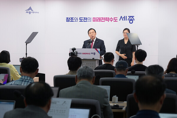 세종시가 환경부의 세종보 재가동 중단 결정에 대해 강하게 반발하며, 1년간 시험 가동과 공론화 절차 마련을 제안했다.