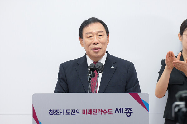 최민호 세종시장이 세종보 1년 시험 가동과 공론화 절차 마련을 제안하며 환경부에 유감을 표명하고 있다.