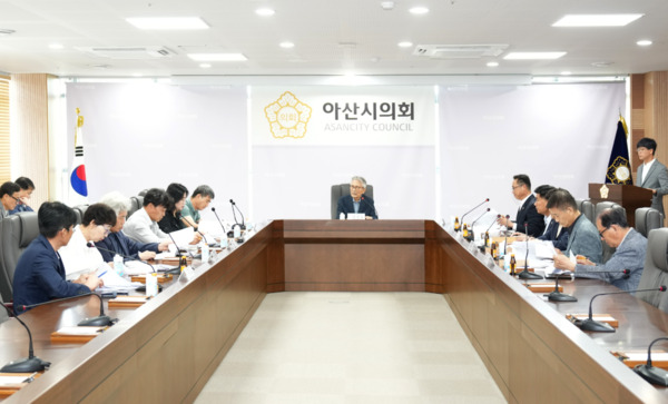 아산시의회는 15일 오전 11시 의회동 다목적회의실에서 제6기 의정자문위원회 제2차 회의를 개최했다고 밝혔다. / 아산시의회 제공