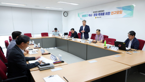 충남도의회는 15일 서천 청소년수련관에서 '한국 최초 성경전래지 마량포구 역사·문화 축제를 위한 연구모임'이 제3차 회의 및 연구용역 중간보고회를 개최한 가운데, 전익현 의원이 인사말을 하고 있다. / 충남도의회 제공