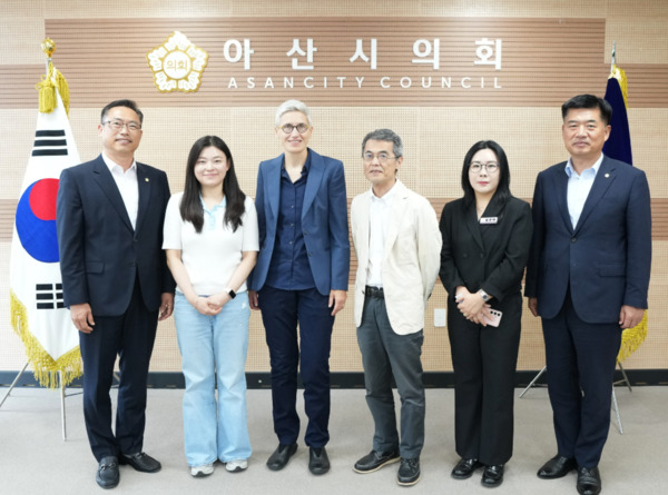 아산시의회는 15일 오후 3시 30분 의장실에서 아산시를 방문한 유럽평의회(Council of Europe) 상호문화도시 프로그램 사무국 관계자들과 차담회를 진행했다고 밝혔다. / 아산시의회 제공