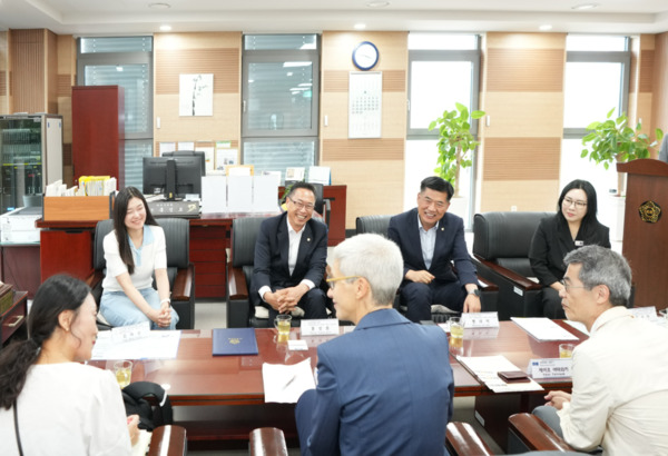 아산시의회는 15일 오후 3시 30분 의장실에서 아산시를 방문한 유럽평의회(Council of Europe) 상호문화도시 프로그램 사무국 관계자들과 차담회를 진행했다고 밝혔다. / 아산시의회 제공