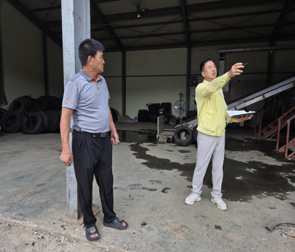 서산시의회는 15일 더불어민주당 최동묵 의원이 지역 농민들이 겪고 있는 농업기계(트랙터 등) 폐타이어 처리 난제를 해결하기 위해 직접 발로 뛰며 현장 조사와 대안 마련에 나섰다고 밝혔다. 사진은 트랙터 폐타이어 최종처리 공장 방문 모습 / 서산시의회 제공