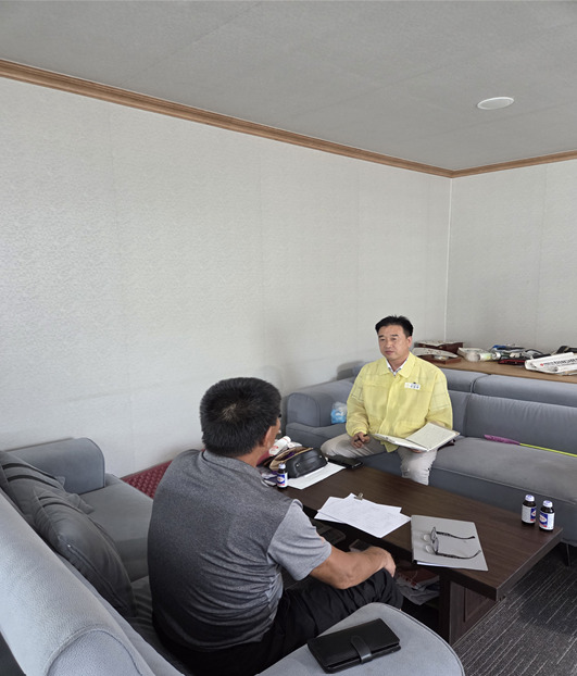 서산시의회는 15일 더불어민주당 최동묵 의원이 지역 농민들이 겪고 있는 농업기계(트랙터 등) 폐타이어 처리 난제를 해결하기 위해 직접 발로 뛰며 현장 조사와 대안 마련에 나섰다고 밝혔다. 사진은 트랙터 폐타이어 최종처리 공장 방문 모습 / 서산시의회 제공