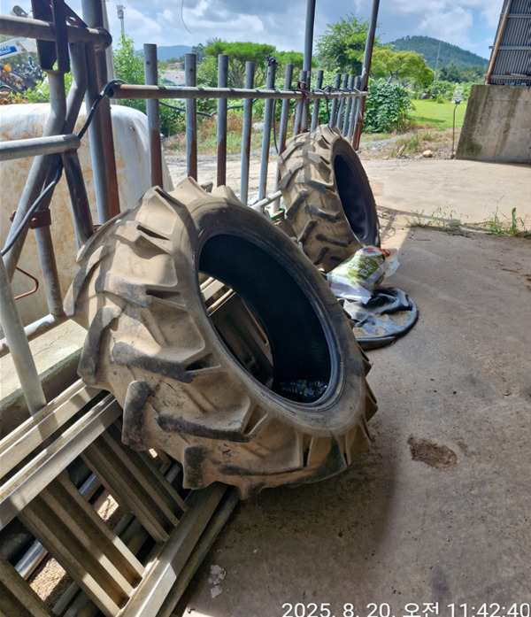 서산시의회는 15일 더불어민주당 최동묵 의원이 지역 농민들이 겪고 있는 농업기계(트랙터 등) 폐타이어 처리 난제를 해결하기 위해 직접 발로 뛰며 현장 조사와 대안 마련에 나섰다고 밝혔다. 사진은 농가에 방치된 트랙터 폐타이어 모습 / 서산시의회 제공