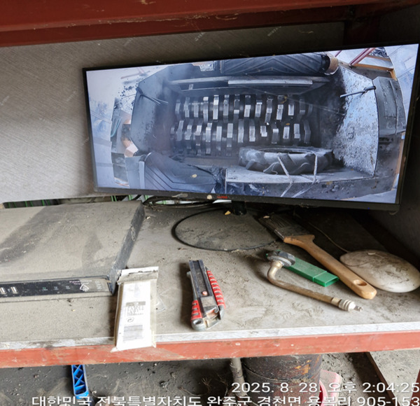 서산시의회는 15일 더불어민주당 최동묵 의원이 지역 농민들이 겪고 있는 농업기계(트랙터 등) 폐타이어 처리 난제를 해결하기 위해 직접 발로 뛰며 현장 조사와 대안 마련에 나섰다고 밝혔다. 사진은 트랙터 폐타이어 최종처리 공장 방문 모습 / 서산시의회 제공