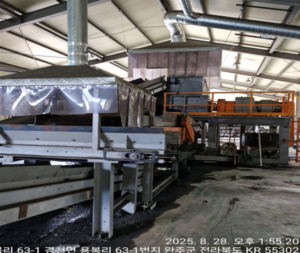 서산시의회는 15일 더불어민주당 최동묵 의원이 지역 농민들이 겪고 있는 농업기계(트랙터 등) 폐타이어 처리 난제를 해결하기 위해 직접 발로 뛰며 현장 조사와 대안 마련에 나섰다고 밝혔다. 사진은 트랙터 폐타이어 최종처리 공장 방문 모습 / 서산시의회 제공