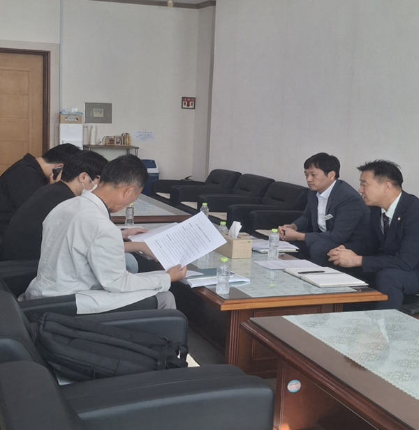 서산시의회는 15일 더불어민주당 최동묵 의원이 지역 농민들이 겪고 있는 농업기계(트랙터 등) 폐타이어 처리 난제를 해결하기 위해 직접 발로 뛰며 현장 조사와 대안 마련에 나섰다고 밝혔다. 사진은 지난 9월 10일 집해부와의 간담회 모습 / 서산시의회 제공