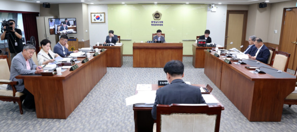 충남도의회 행정문화위원회는 16일 제361회 임시회 제3차 회의를 개최하고, 문화체육관광국 소관 조례안·동의안 및 출연계획안 등 총 14건을 심사했다고 밝혔다. / 충남도의회 제공