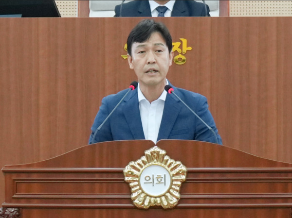 아산시의회는 16일 더불어민주당 명노봉 의원이 제262회 임시회 제1차 본회의에서 5분 자유발언을 통해 '아산시 외국인근로자지원센터' 설립을 공식 제안하며 시의 적극적인 정책 전환을 촉구했다고 밝혔다. / 아산시의회 제공