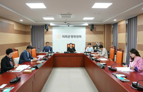 아산시의회는 16일 제262회 임시회 제1차 의회운영위원회를 개최하고, '아산시의회 회의 규칙 일부개정규칙안'을 원안 가결했다고 밝혔다. / 아산시의회 제공