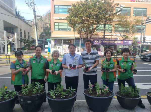 종로구의회는 지난 15일 김종보 의원이 숭인1동 주민센터 앞과 지봉로 일대에서 진행된 '가을맞이 꽃심기' 행사에 동주민센터 직원 및 자율방재단과 함께 참여했다고 밝혔다. / 김종보 의원 제공