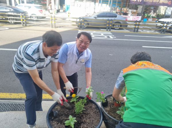 종로구의회는 지난 15일 김종보 의원이 숭인1동 주민센터 앞과 지봉로 일대에서 진행된 '가을맞이 꽃심기' 행사에 동주민센터 직원 및 자율방재단과 함께 참여했다고 밝혔다. / 김종보 의원 제공