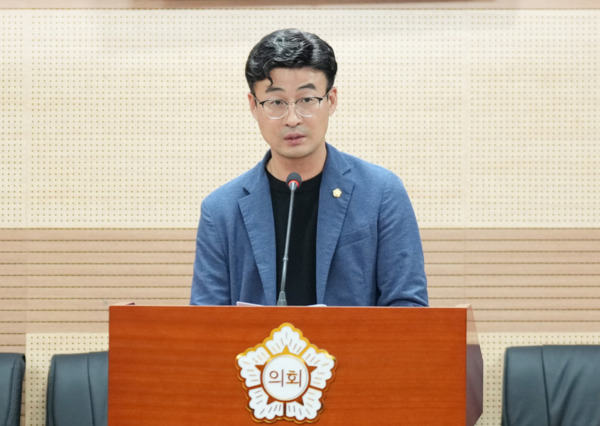 아산시의회는 지난 17일 더불어민주당 안정근 의원이 최근 기후변화로 인한 집중호우 피해가 증가하는 상황에서 시민의 생명과 재산을 보호하기 위해 '아산시 침수 방지를 위한 빗물받이 관리 조례안'을 발의했다고 밝혔다. / 아산시의회 제공