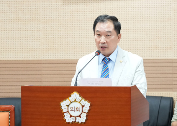 아산시의회는 지난 17일 더불어민주당 천철호 의원이 제262회 임시회에서 국민의힘 맹의석·신미진 의원과 함께 '아산시 드론 활용의 촉진 및 산업육성에 관한 조례 일부개정조례안'을 공동 발의해 드론 스포츠 기반 조성과 장애인 등 취약계층 교육훈련 지원을 제도화한다고 밝혔다. / 아산시의회 제공