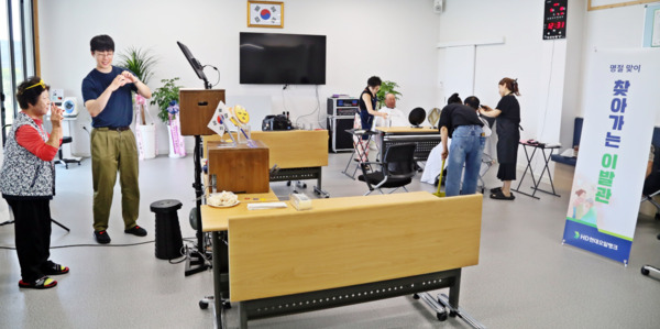 HD현대오일뱅크는 18일 대산 본사 인근 서산시 대산읍 소재 4개 마을에서 추석 명절맞이 이발 봉사를 실시했다고 밝혔다. / HD현대오일뱅크 제공