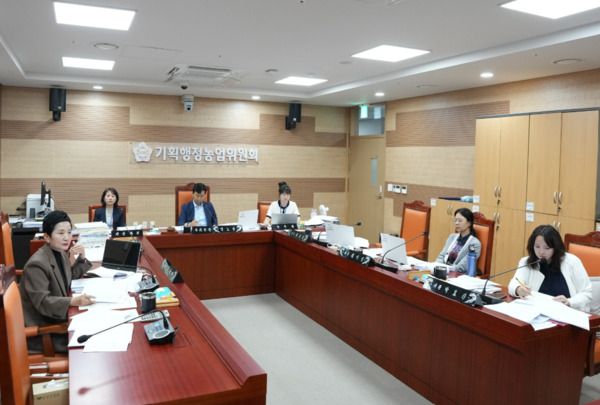 아산시의회 기획행정농업위원회는 지난 17일 23건의 조례안 등 각종 안건에 대해 심사를 진행했다고 밝혔다. / 아산시의회 제공