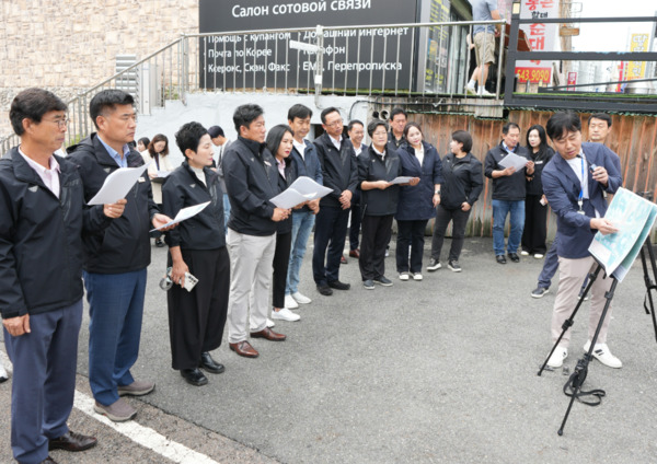 아산시의회는 제262회 임시회 기간 중인 18일 지역 현안과 주요 사업장을 방문해 현장을 점검했다고 밝혔다(사진 왼쪽부터 홍순철 의원, 맹의석 부의장, 이기애 의원, 윤원준 의원, 신미진 의원, 명노봉 의원, 홍성표 의장, 김희영 의원, 박효진 의원, 이춘호 의원, 김은복 의원, 천철호 의원, 김은아 의원). / 아산시의회 제공