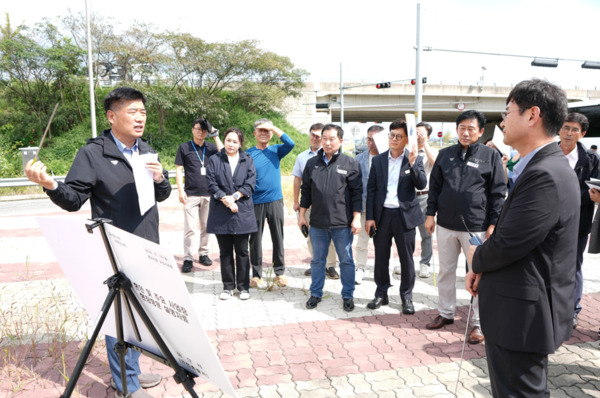 아산시의회는 제262회 임시회 기간 중인 18일 지역 현안과 주요 사업장을 방문해 현장을 점검한 가운데, 맹의석 부의장이 관계자에게 질문을 하고 있다. / 아산시의회 제공