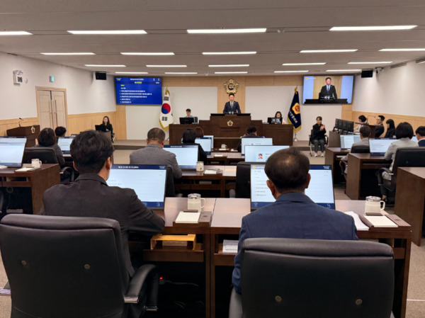 충청광역연합의회는 18일 제6회 임시회 제1차 본회의를 개회하고, 오는 25일까지 총 8일간의 회기운영에 돌입한 가운데, 노금식 의장이 개회사를 하고 있다. / 충청광역연합의회 제공