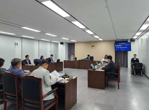 충청광역연합의회 초광역행정산업위원회는 지난 18일 제1차 회의를 개최하고, 국민의힘 신영호 의원이 대표 발의한 '충청광역연합 기록물 관리에 관한 조례안'을 심사해 원안 가결했다고 밝혔다. / 충청광역연합의회 제공