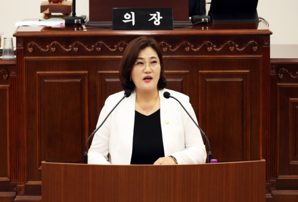 유성구의회는 19일 국민의힘 이명숙 의원(의회운영위원장)이 제279회 정례회 제2차 본회의에서 5분 발언을 통해 장애인을 위한 전용 파크골프장 조성의 필요성을 강조하며, 유성구가 장애인 체육 인프라 확충에 적극 나설 것을 촉구했다고 밝혔다. / 유성구의회 제공