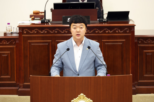 유성구의회는 19일 제279회 임시회 제2차 본회의에서 더불어민주당 박석연 의원(행정자치위원장)이 '대전광역시 온마음병원(구 시립정신병원) 이전 및 기능 전환'을 촉구하는 건의안을 대표 발의했다고 밝혔다. / 유성구의회 제공